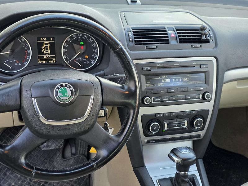 Škoda Octavia (2011) 2 face 2.0 TDi 103kw DSG - fotka 10 z 15