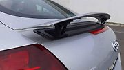 Spoiler se vysune automaticky v rychlostech od 120 km/h a dá se ovládat i manuálně.