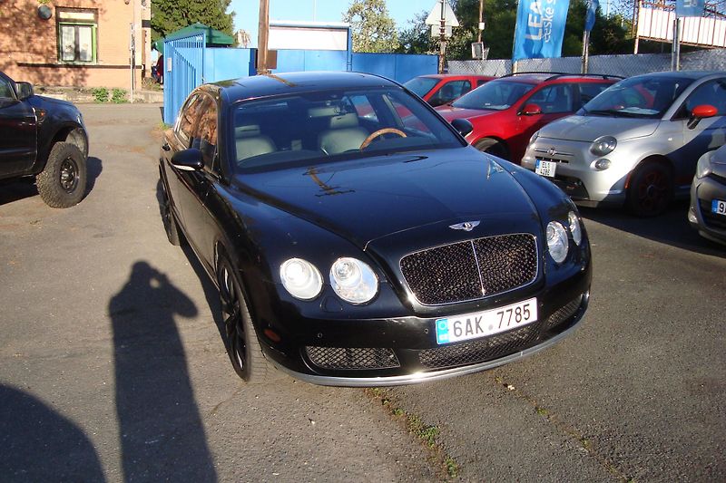 Bentley Continental Flying Spur (2006) 6.0 V12 TwinTurbo - fotka 1 z 54