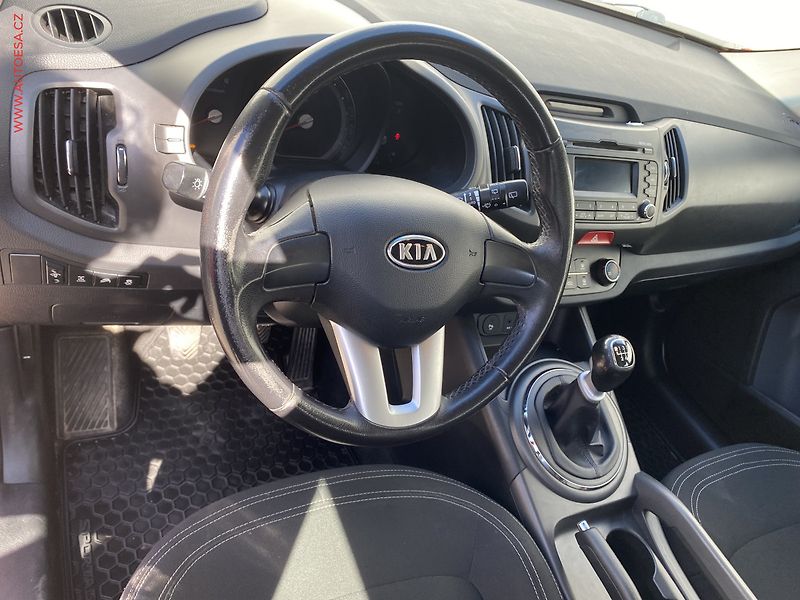Kia Sportage (2010) 2.0CRDi AWD, Xenon, park - fotka 13 z 16