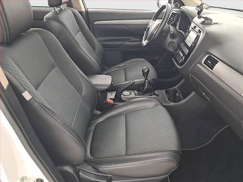 Mitsubishi Outlander (2016) 2.2 DI-D, 4X4, 7 míst, ČR - fotka 9 z 20