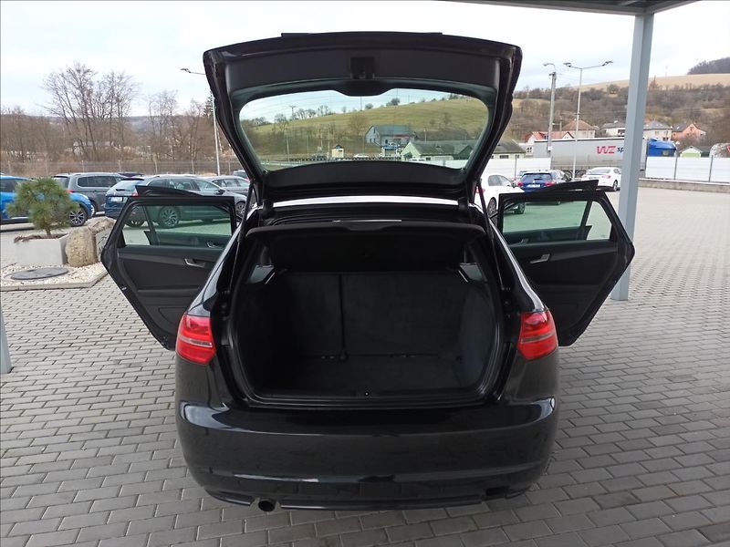 Audi A3 1,6 TDI,XENON,VÝHŘEV,  Sportba - fotka 19 z 33