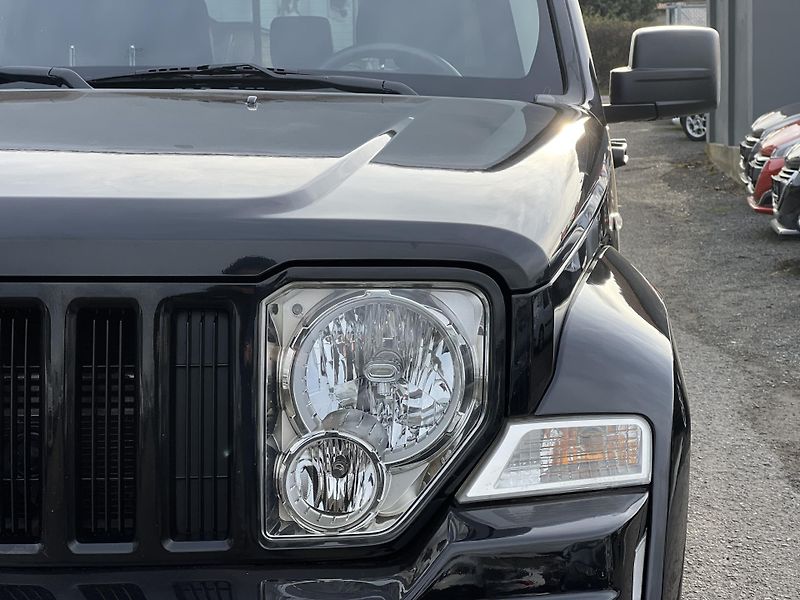 Jeep Cherokee 2.8CRD MANUÁL 6.R.ST. KLIMA - fotka 34 z 38