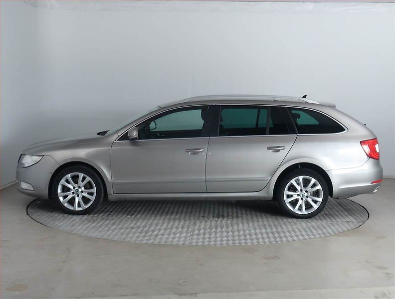 Škoda Superb (2012) Elegance 2.0 TDI, Xenony - fotka 3 z 17