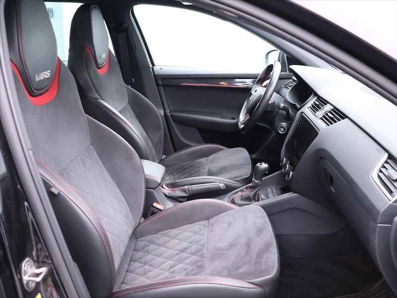 Škoda Octavia 2,0 TDI RS 4x4 DSG Virtual LED - fotka 13 z 43