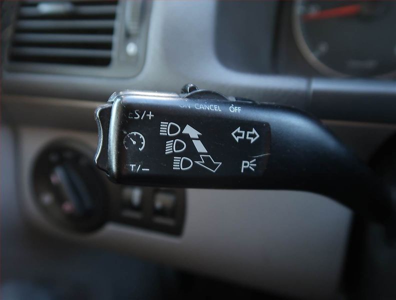 Volkswagen Touran (2008) 1.9 TDI, Tempomat - fotka 15 z 18