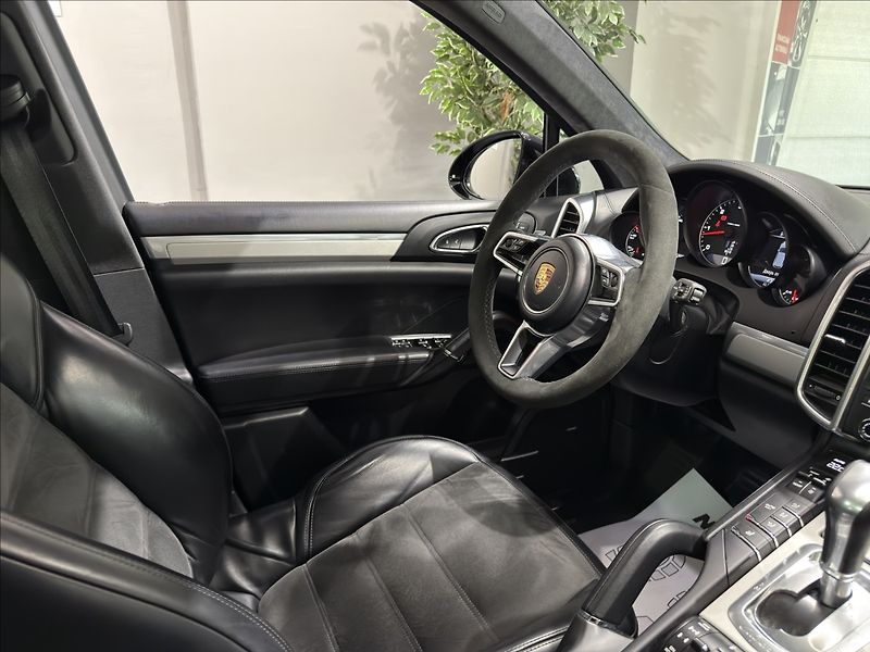 Porsche Cayenne 3,0   D VZDUCH PANO BOSE 360 - fotka 24 z 44