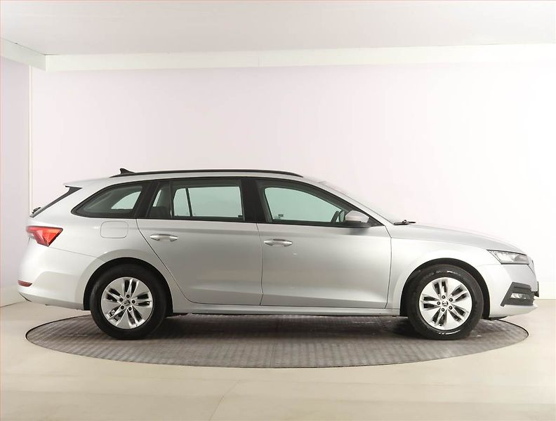 Škoda Octavia (2023) Ambition 2.0 TDI, ČR,1.maj - fotka 6 z 24