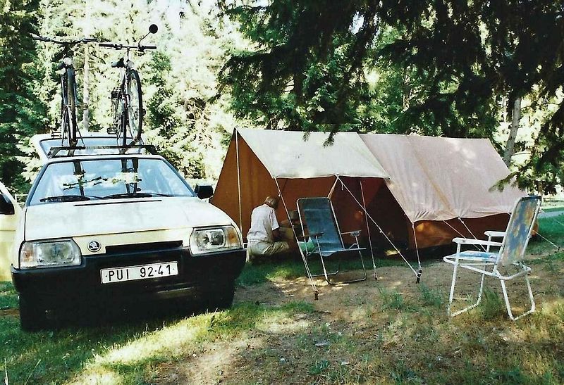 Zavzpomínala jsem na rok 1974, kdy jsme vypůjčenou škodovkou vyrazili za známými na jejich zahradu.