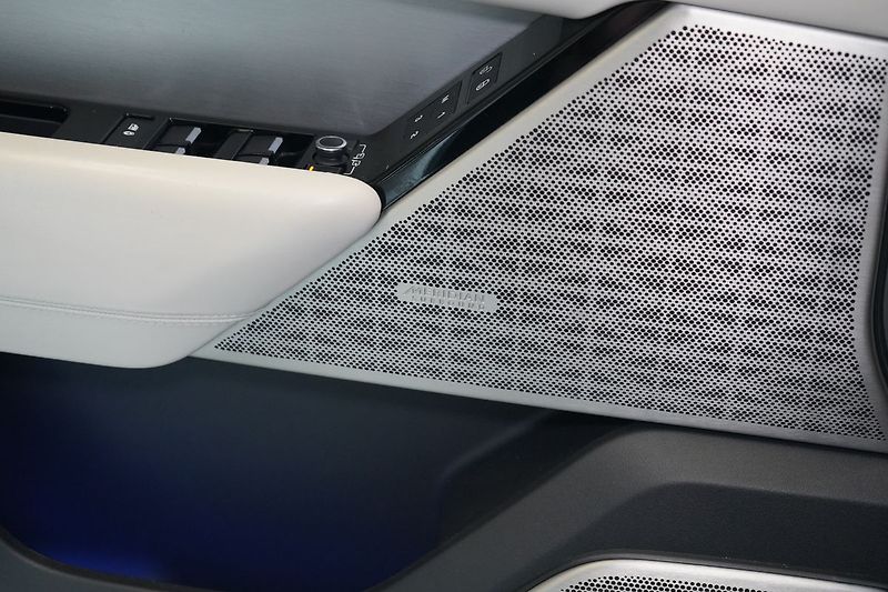 Land Rover Range Rover Velar R-Dynamic HSE, Masáž, Vzduch - fotka 41 z 46