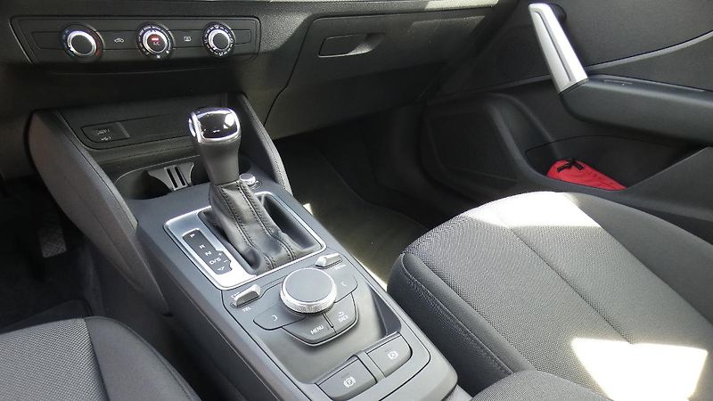Audi Q2 1,5 TFSI S-line S-tronic - fotka 6 z 21