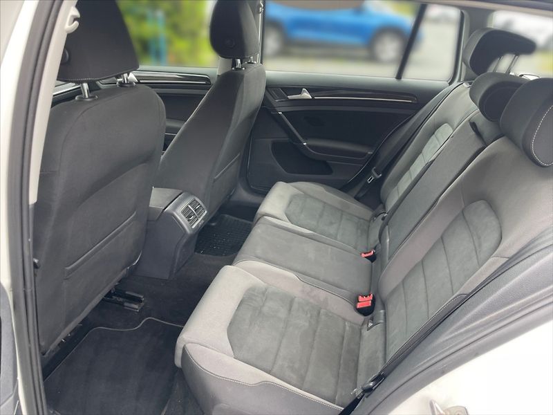 Volkswagen Golf 1,5 TSI Evo Highline - fotka 8 z 11