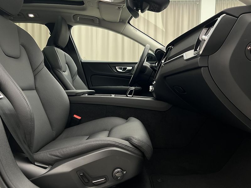 Volvo V60 B4 DARK PLUS AUT - fotka 19 z 46