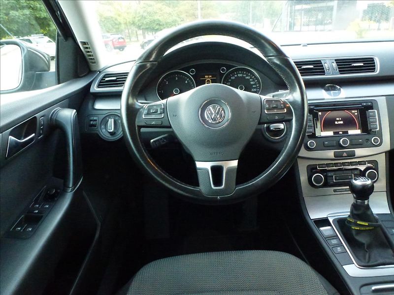 Volkswagen Passat 1,6 TDI Serviska, TOP STAV !!! - fotka 28 z 60