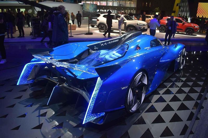 Nejhezčím autem autosalonu je nepochybně již dávno vyprodaná limitovaná edice Alfy Romeo 33 Stradale