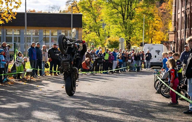 Začal na fichtlu v Kraslicích a dnes předvádí kaskadérské triky při stuntridingu.