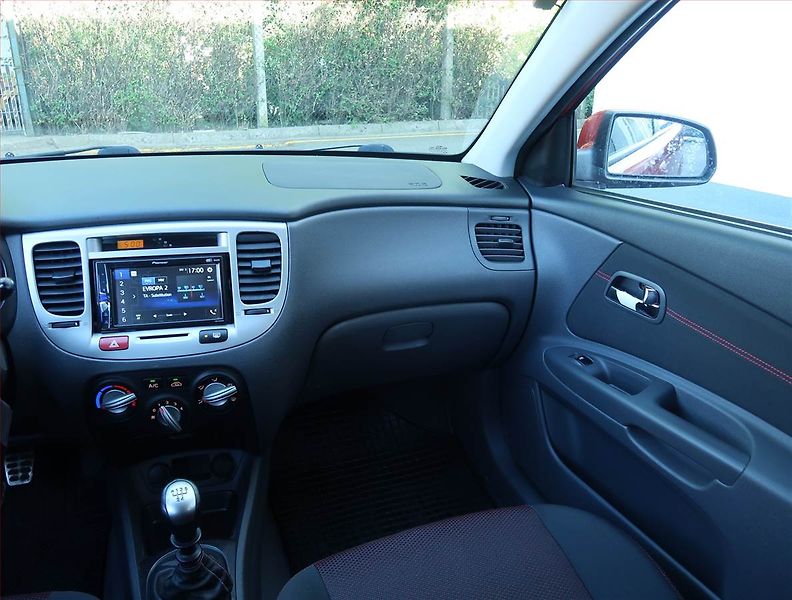Kia Rio (2009) 1.4 16V, po STK, zamluveno - fotka 8 z 14