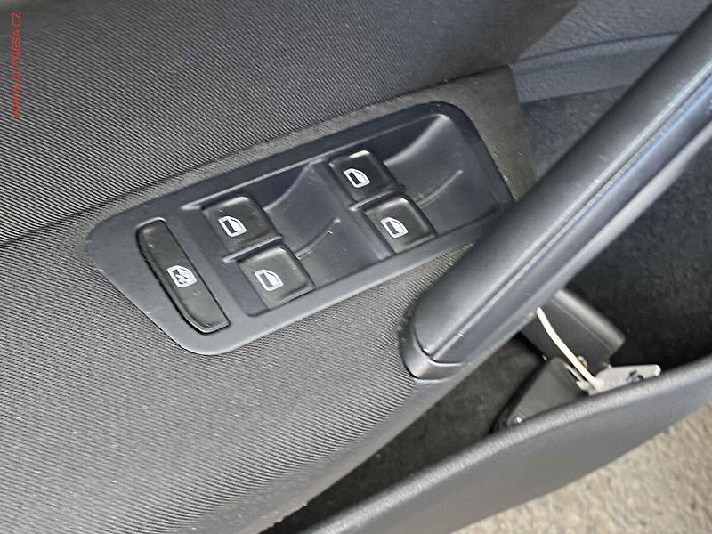 Volkswagen Golf (2014) 1.6TDi, AC, park.čidla - fotka 11 z 18