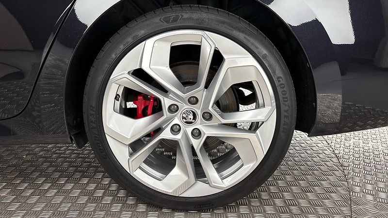 Škoda Octavia 2.0 TSI DSG RS Combi - fotka 19 z 31