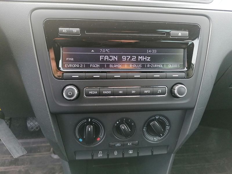 Škoda Rapid (2014) REZERVACE! 1.2 TSi - fotka 9 z 15