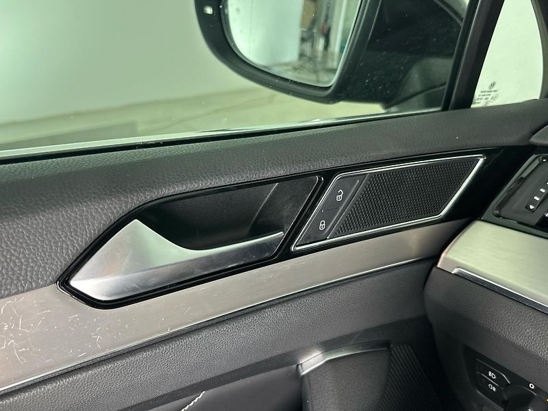 Volkswagen Passat Elegance DSG - fotka 26 z 28