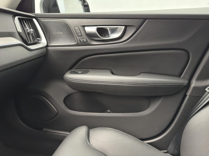 Volvo V60 B4 DARK PLUS AUT CZ 1.maj - fotka 27 z 44