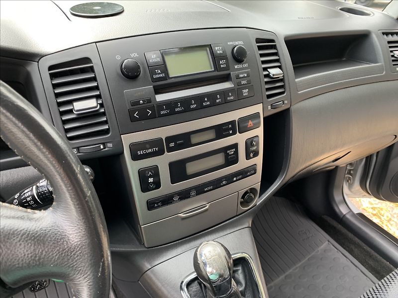 Toyota Corolla Verso 1,8 i ČR,1.MAJITEL - fotka 11 z 17
