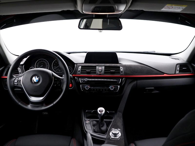 BMW Řada 3 2,0 320i 135kW CZ xDrive Sport - fotka 30 z 38