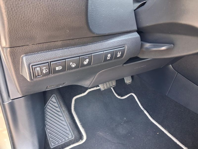 Toyota Corolla 1.8 HSD e-CVT Executive - fotka 13 z 27