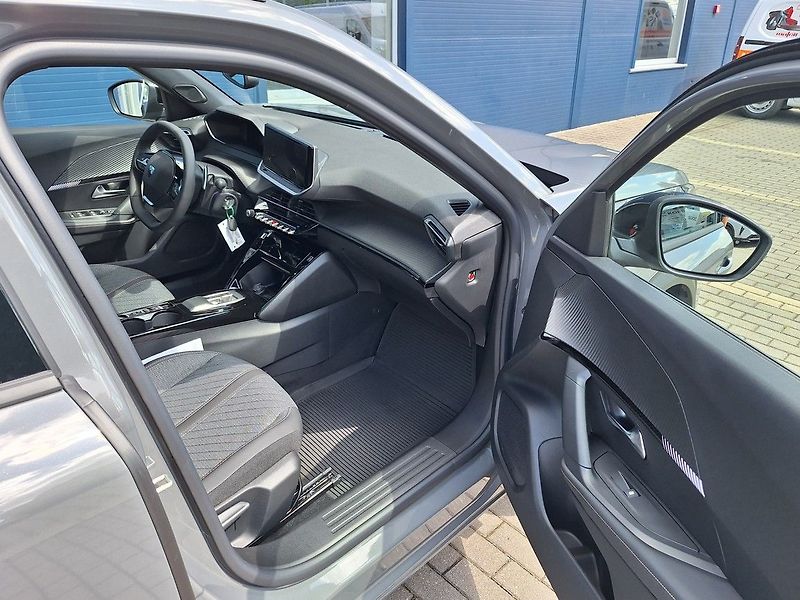 Peugeot 2008 (2025) ALLURE PureTech 130 EAT8 - fotka 17 z 17