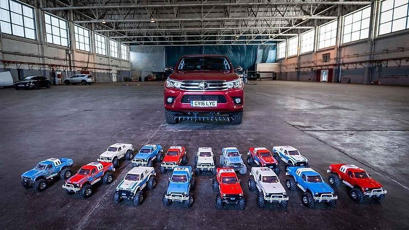 Toyota Hilux a Tamiya Bruiser.