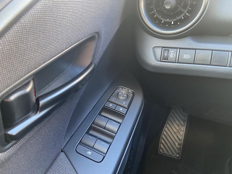 Toyota C-HR 2.0 HSD e-CVT Style - fotka 13 z 21