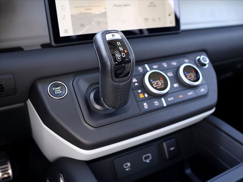 Land Rover Defender 3,0 D200 110 S 147kW CZ DPH Zá - fotka 24 z 34
