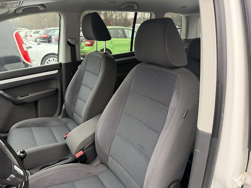 Volkswagen Touran 2.0 TDI STYLE - fotka 14 z 21