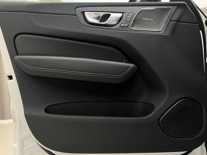 Volvo XC60 T6 AWD DARK PLUS CZ 1. maj. - fotka 7 z 49