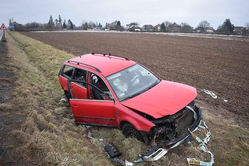 Vrak osobního auta je v příkopě u silnice 611 už od konce loňského září.