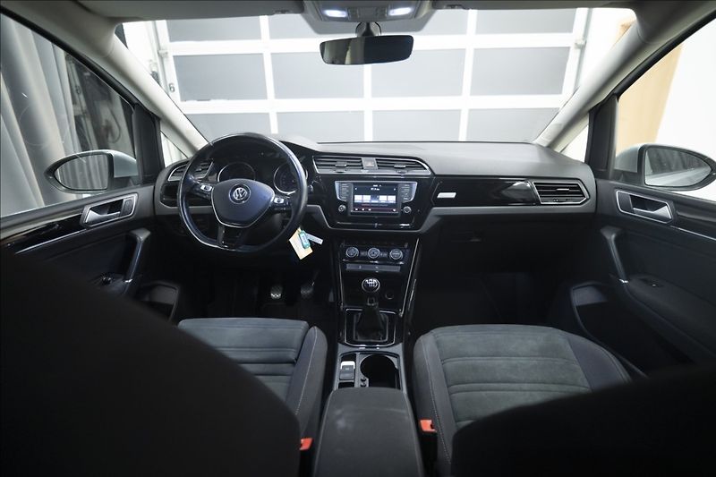 Volkswagen Touran 2,0 TDI MASÁŽ KAMERA VÝHŘEV ČR - fotka 14 z 39