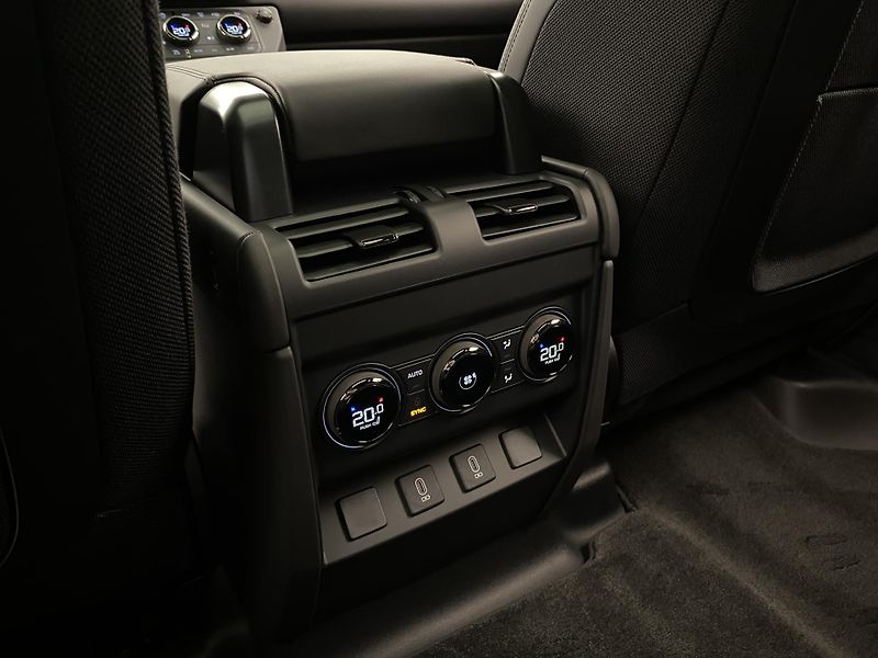 Land Rover Defender (2026) P635 OCTA BLACK AWD - fotka 55 z 77