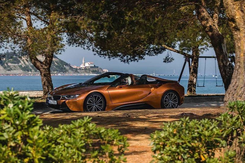 BMW i8 Roadster a M5.