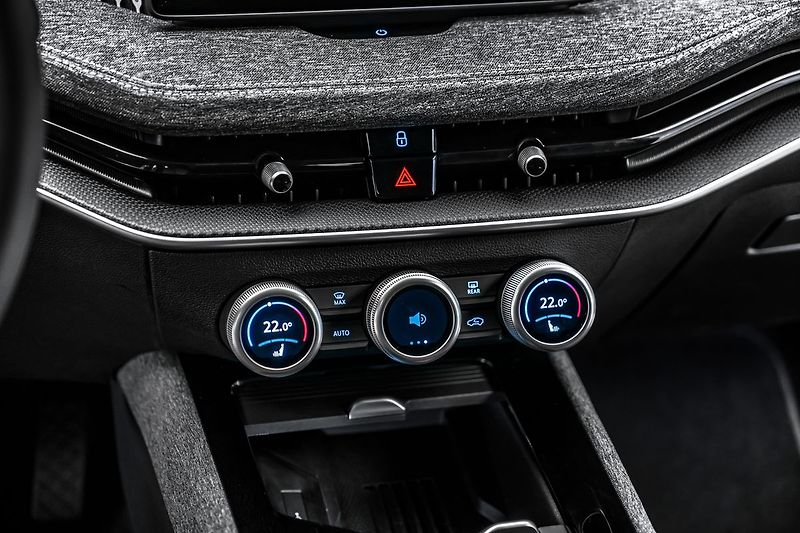 Škoda Superb 2,0 TDI DSG LED Masáž tažné - fotka 18 z 21