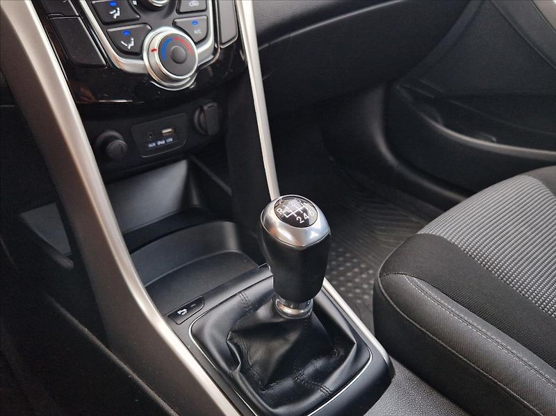 Hyundai i30 1,6 i 1.MAJITEL POUZ AUTORIZAK - fotka 30 z 32