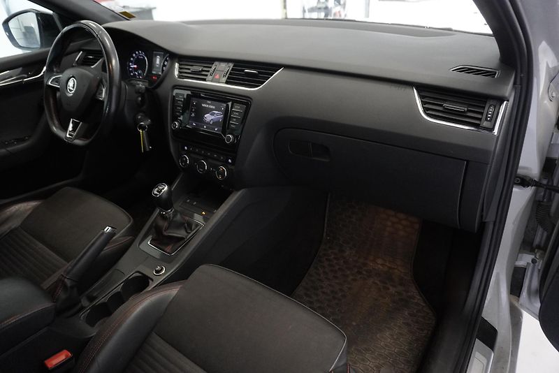 Škoda Octavia RS 2.0 TDi 135 kW MANUÁL - fotka 21 z 26