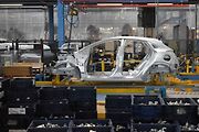 Které se následně svaří. Většinu práce obstarají roboti