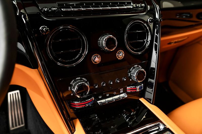 Rolls-Royce Cullinan Black Badge - fotka 20 z 25