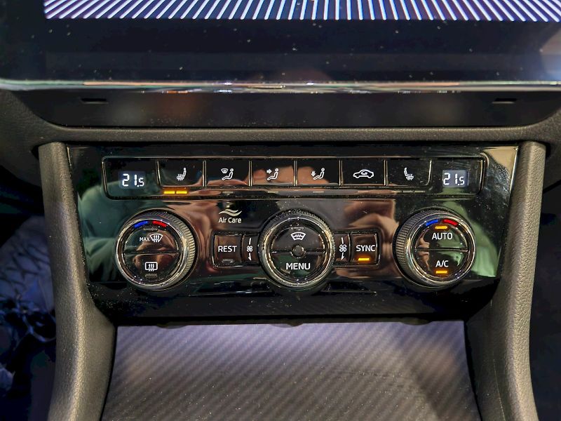 Škoda Superb (2023) Combi 2.0 TSI 140 kW DSG Sport - fotka 18 z 32