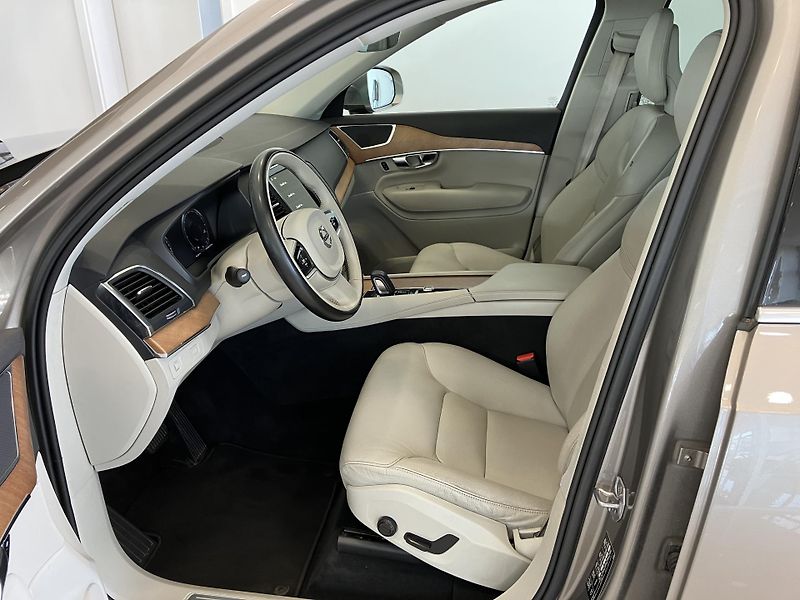 Volvo XC90 B5 AWD Momentum AT8 - fotka 16 z 43