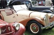 Habrovany cestovaly časem. Park zaplnily historické automobily i motorky.