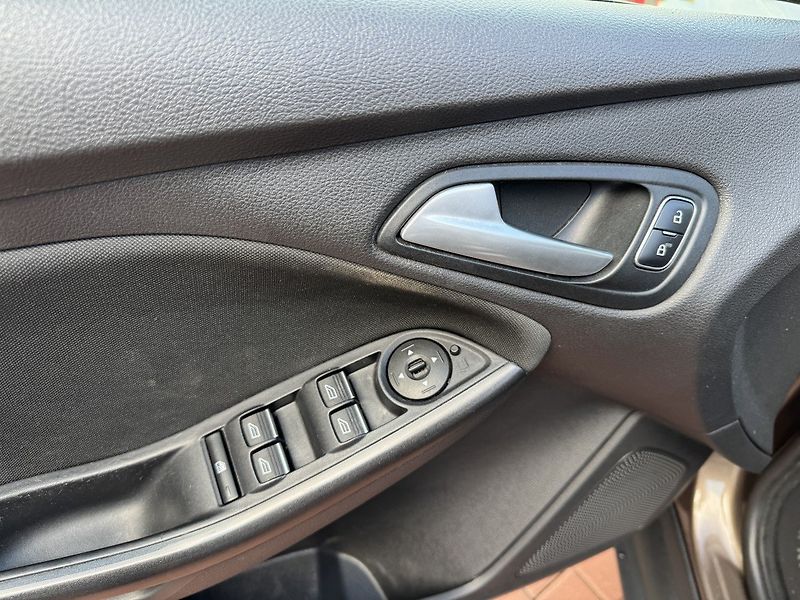 Ford Focus (2017) 1.6 Ti-VCT Digi Klima Tempomat - fotka 26 z 45