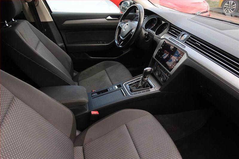 Volkswagen Passat (2018) 2.0 TDI, Automat, Navi - fotka 9 z 19