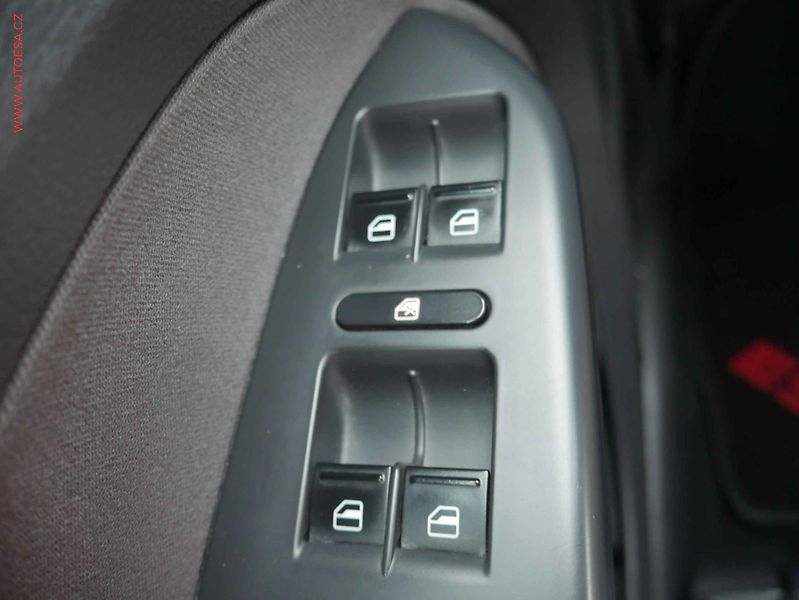 Volkswagen Touran (2011) 1.6TDi, ČR, autoAC - fotka 12 z 13